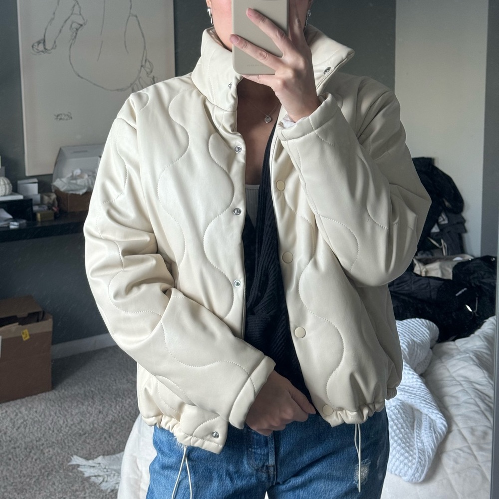 Forever21 cream puffer wavy stitch cinchable waist transition jacket